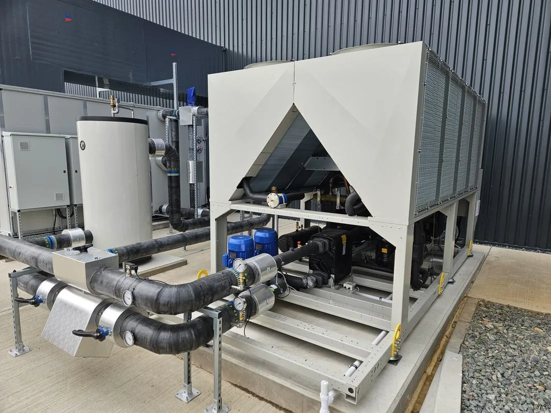 Daikin EWYT490B reversible air-to-water heat pump installed at DC9
