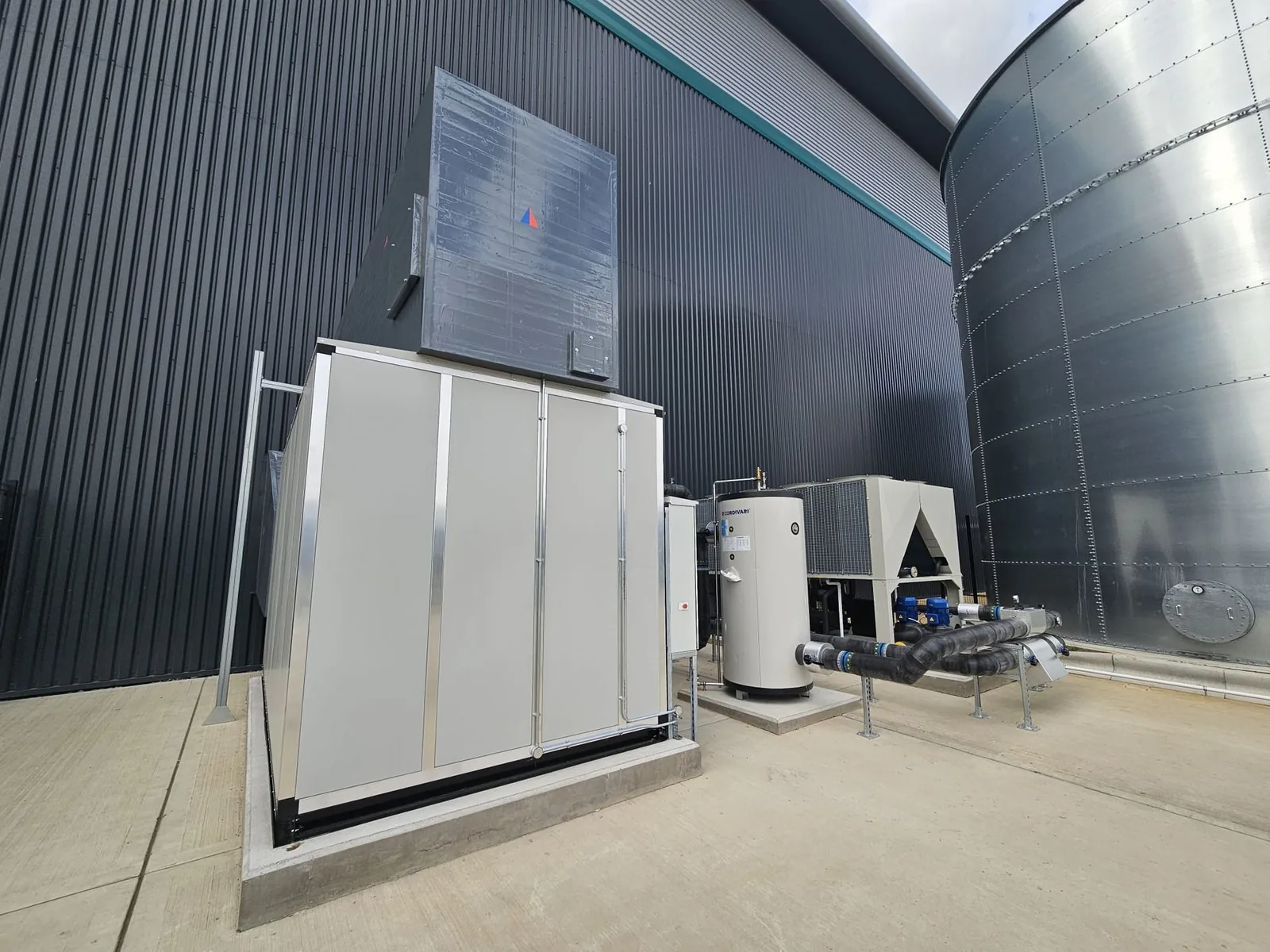 DC9 DIRFT external plant deck — JetAHU, Daikin air-source heat pump and Cordivari thermal buffer tank